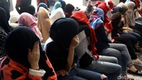 Dalam pasal tersebut mereka terancam sanksi denda, deportasi, penangkalan, dan penjara maksimal 5 tahun.