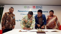 (Ki-ka) Direktur Utama SSMS Vallauthan Subraminam dan Pemimpin Divisi Corporasi & Multi Nasional II BNI Chandra menandatangani naskah kerja sama.