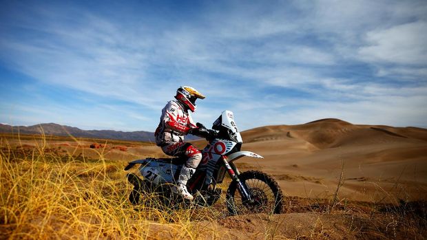 UNSPECIFIED, ARGENTINA - JANUARY 05:  Joaquim Rodrigues of Portugal and Hero Speedbrain rides a 450 Rally Hero Speedbrain bike in the Classe 2.1 : Super Production during stage four of the 2017 Dakar Rally between San Salvador de Jujuy, Argentina and Tupiza, Bolivia on January 5, 2017 at an unspecified location in Argentina.  (Photo by Dan Istitene/Getty Images)