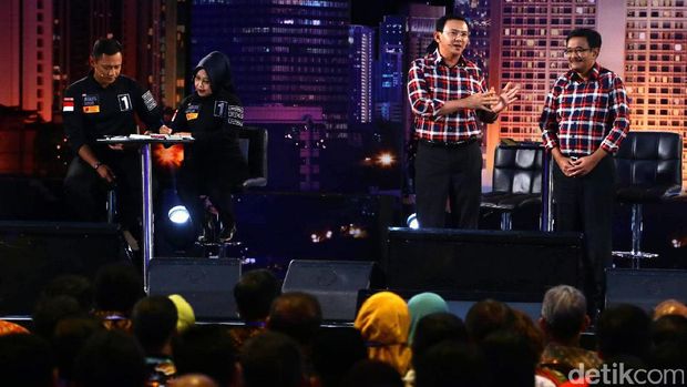 Basuki Tjahaja Purnama (Ahok) dan Djarot Saiful Hidayat saat debat Pilgub DKI