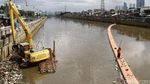 Pembersihan Sampah di Banjir Kanal Barat