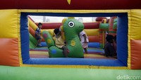 Selain menyediakan berbagai macam pakaian dan keperluan rumah tangga, juga ada beberapa wahana permainan untuk anak-anak. 