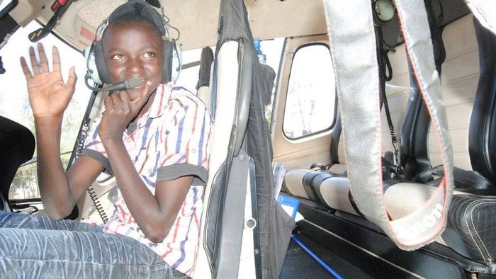 Remaja Miskin Kenya Naik Helikopter ke Sekolah