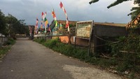 Sebuah papan penunjuk desa adat yang sudah usang karena bertahun-tahun lamanya tak mendapat perbaikan. Papan ini terlihat berkarat dan teronggok di salah satu sudut jalan masuk Desa Karang Bayan (Masaul/detikTravel)