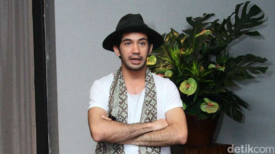 Gaya Kasual Reza Rahadian, Tetap Kece?