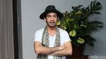 Gaya Kasual Reza Rahadian, Tetap Kece?