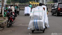 Iring-iringan buruh angkut melintas di kawasan Pasar Tanah Abang.