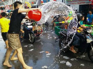Saingi Songkran, Riau Gelar Festival Perang Air Seru di Meranti