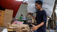 Seorang buruh angkut memanggul barang dagangan di kawasan Pasar Tanah Abang, Jakarta, Jumat (13/1/2017).