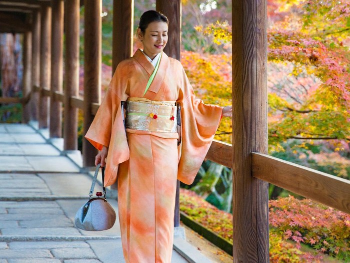 Wanita Jepang mengenakan busana kimono