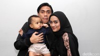 Si kecil Dia Skala tampak kebingungan. Hanif Hawari/detikHOT