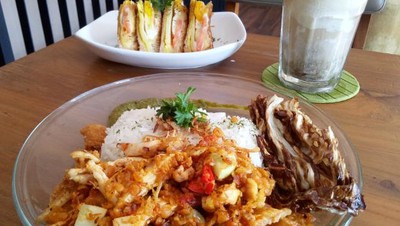 Di Sini Ada Nasi Ayam Bertabur Kremesan dan Sandwich Keju Leleh