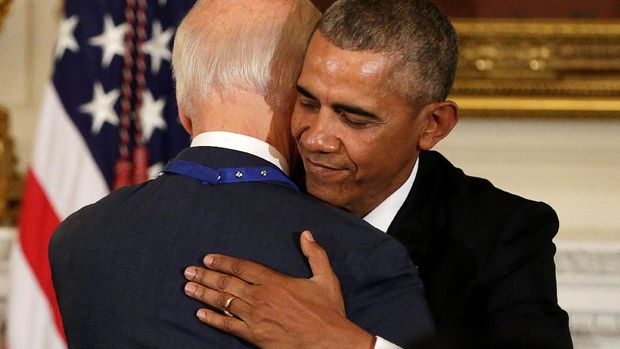 Obama memeluk Joe Biden usai mengalungkan Medali Kebebasan Kepresidenan