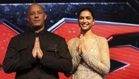 Vin Diesel tampil dengan busana serba hitam sedangkan Deepika tampil dengan gaun semi-transparan berwarna krem. Ritam Banerjee/Getty Images for Paramount Pictures/detikFoto.