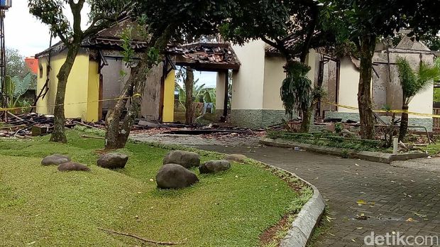  Markas GMBI di Kampung Tegal Waru, Desa Ciampea, Bogor yang dibakar, Jumat (13/1/2017)
