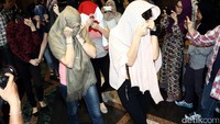 Puluhan perempuan tersebut diduga bekerja sebagai pekerja seks komersial (PSK) dengan bayaran jutaan rupiah.