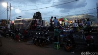 Pasar malam ini biasa diselenggarakan setiap seminggu sekali.