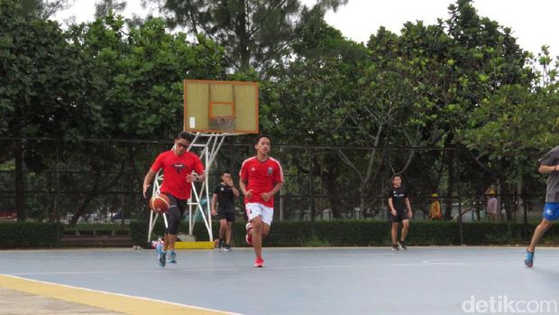 Sandiaga Uno main basket sebelum debat