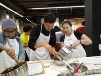 Asyiknya Bikin Chocolate Cake dengan Ganache yang Legit