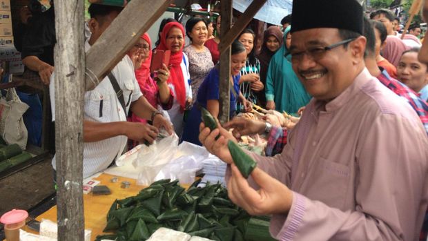 Djarot janji akan membenai masalah banjir dan pasar kaget yang dikeluhkan warga.
