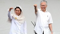 Enggartiasto bersama Yenny Wahid dalam acara asar Murah Imlek.