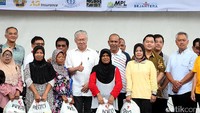 Seperti kegiatan Pasar Murah sebelumnya, Artha Graha Peduli berkerja sama dengan Indofood menjual bahan kebutuhan pokok/ sembako yakni beras, minyak goreng, gula pasir, dan indomie, serta daging yang dijual untruk wilayah Jabodetabek.