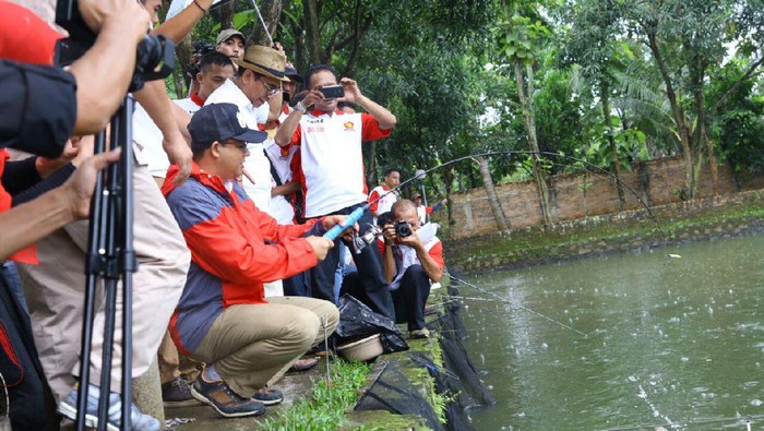Anies Baswedan Mancing Bersama Relawan di Jagakarsa