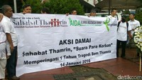 Mereka juga membentangkan spanduk aksi damai mereka di depan gerai kopi Starbucks.
