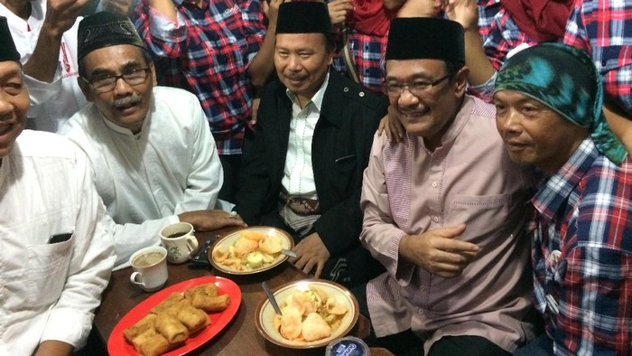 Djarot Santap Lontong Sayur dan Dicurhati Warga di Pasar Rebo