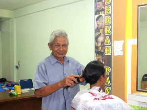 Gigihnya Pak Yahya, Tukang Cukur Rambut yang Putrinya Lulus Akmil