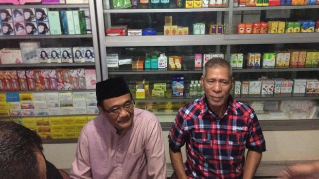 Selepas salat subuh, Djarot berdialog dengan warga.