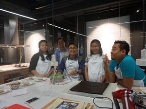 Ini Keseruan Peserta Membuat Cake Klasik Bersama Chef Lukman