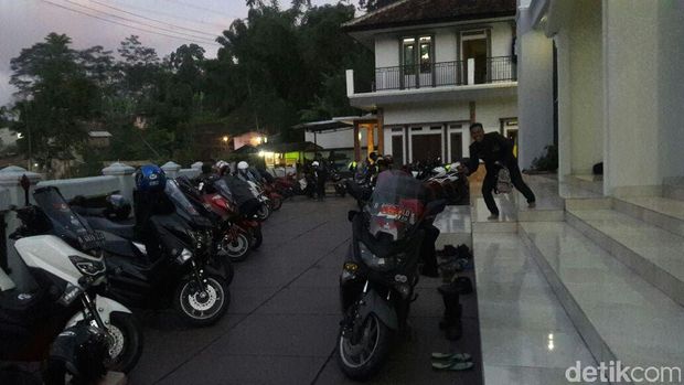 Bermotor Menikmati Keindahan Curug Malela, <I>Suegerr!</i>