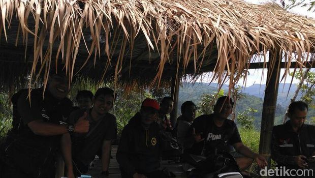 Bermotor Menikmati Keindahan Curug Malela, <I>Suegerr!</i>