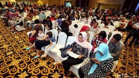 Warga sangat antusias dan terlihat ramai saat Open House penjualan perdana Trans Park Cibubur, Gedung Bank Mega, Jakarta, Sabtu (15/01/2017).