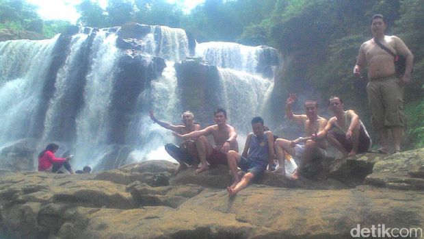 Bermotor Menikmati Keindahan Curug Malela, <I>Suegerr!</i>