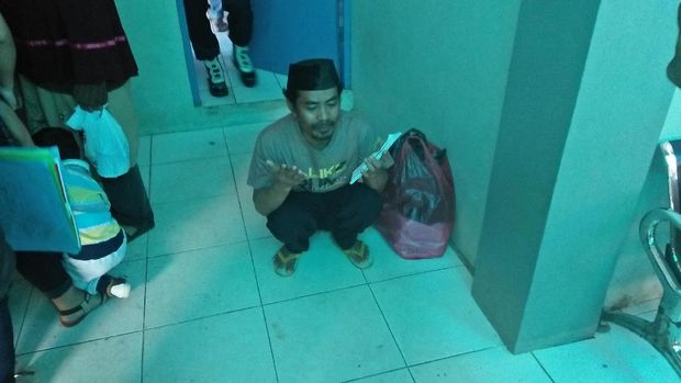Tajudin bersyukur dibebaskan. Dia lalu memanjatkan doa.