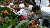 Sekitar 20 orang yang tergabung dalam Aliansi Indonesia Damai (AIDA), Yayasan Penyintas Indonesia (YPI) dan Sahabat Thamrin menggelar tabur bunga di sekitar pos polisi Jl MH Thamrin.
