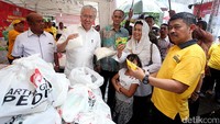 Dalam menyikapi harga cabai, bawang merah, kentang, sayur mayur lain Artha Graha Peduli memberikan subsidi sehingga penjual bisa menjual dengan harga standar yang tidak merugikan penjual dan pembeli bisa membelinya dengan harga yang Iayak.