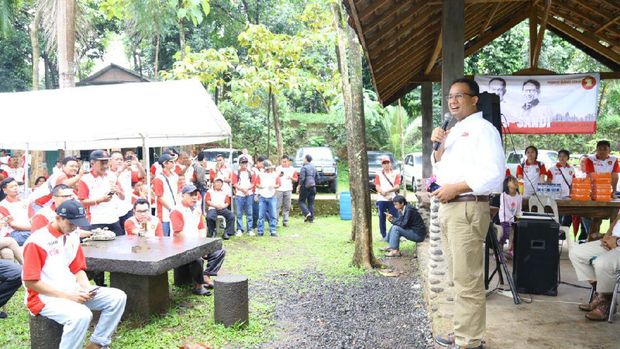 Anies Baswedan Mancing Bersama Relawan di Jagakarsa