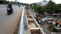 Tanaman jalur hijau di jembatan Flyover Kalibata, Jakarta, Sabtu (14/01/2017), tepatnya di depan Apartemen Kalibata City tidak terawat.