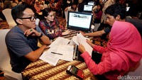 Pegawai melayani sejumlah pertanyaan dari calon membeli.