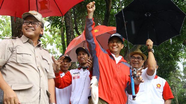 Anies Baswedan Mancing Bersama Relawan di Jagakarsa