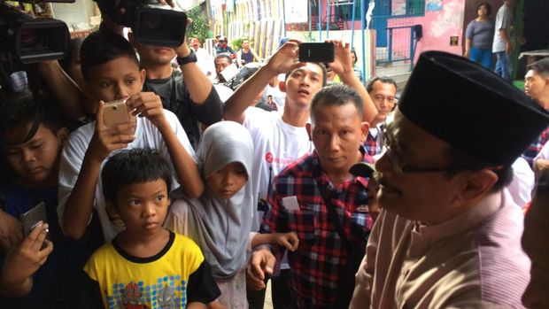 Djarot juga sarapan lontong sayur dan berfoto ria bersama warga.