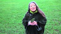 Wow, Wanita Ini Gunakan Asparagus Sebagai Media Ramal!
