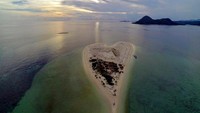 Pulau Gili Noko sebenarnya adalah dua pulau yang berbeda, yaitu Gili dan Noko. Di sini traveler bisa snorkeling hingga diving sambil melihat karangnya yang beraneka ragam. (Yunizar Permadi/dTraveler)