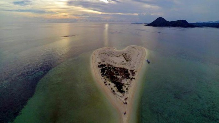 Pulau Berbentuk Hati di Bawean Gresik