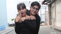 Semua nggak direncanain sama sekali sebenarnya. Gue sama Barry itu cuma mau ngobrol santai aja di restauran, kenang Mytha. Hanif Hawari/detikHOT