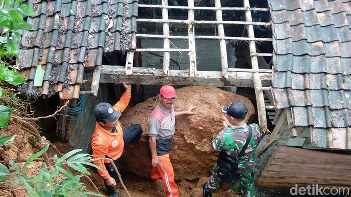 Rumah Warga Pule Trenggalek Tertimpa Longsor