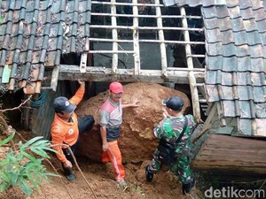 Rumah Warga Pule Trenggalek Tertimpa Longsor